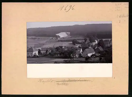 Fotografie Brück & Sohn Meissen, Ansicht Hartha i. Sa., Blick auf den Ort mit Wohnhäusern