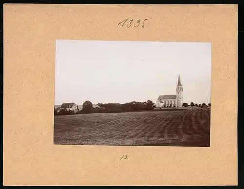 Fotografie Brück & Sohn Meissen, Ansicht Wantewitz, Blick auf die Kirche über das Feld