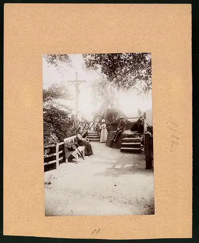 Fotografie Brück & Sohn Meissen, Ansicht Karlsbad, Kurgäste am Kreuz am Promenadenweg