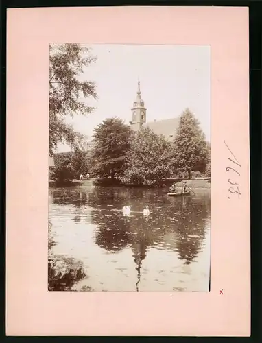 Fotografie Brück & Sohn Meissen, Ansicht Seusslitz, Blick auf den Schlossteich mit Kirche, Knaben im Ruderboot