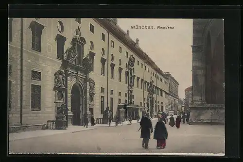 AK München, Passanten vor der Residenz