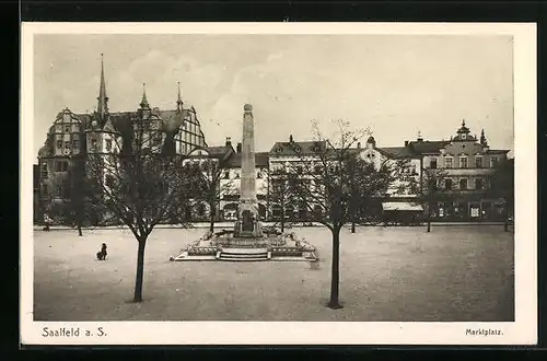 AK Saalfeld a. S., Marktplatz mit Denkmal