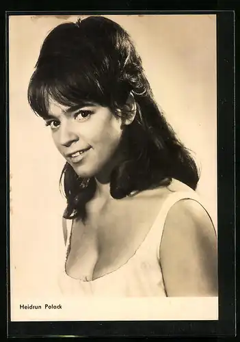 AK Schauspielerin Heidrun Polack in weissem Kleid lächelnd
