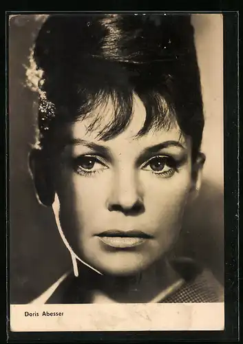 AK Schauspielerin Doris Abesser ernst blickend und Hochsteckfrisuer