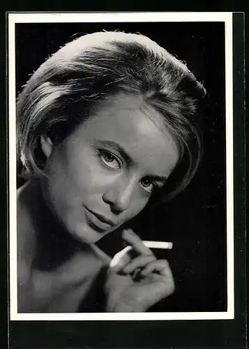 AK Schauspielerin Ursula Staguhn mit einer Zigarette