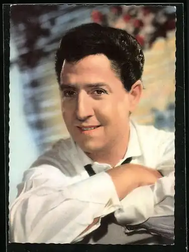 AK Schauspieler Vico Torriani schmunzelnd in weissem Hemd