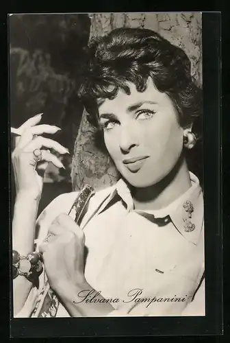 AK Schauspielerin Silvana Pampanini Zigarette rauchend