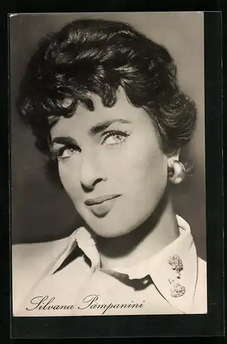 AK Schauspielerin Silvana Pampanini schmunzelnd zur Seite schauend