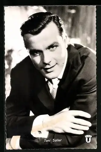 AK Schauspieler Toni Sailer in eleganter Kleidung schmunzelnd