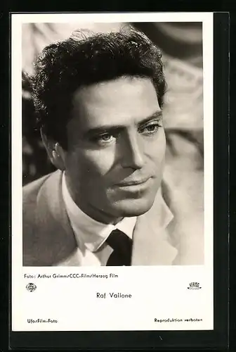 AK Schauspieler Raf Vallone im Anzug