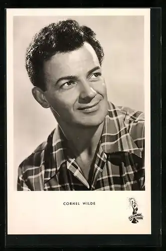 AK Schauspieler Cornel Wilde in kariertem Hemd schmunzelnd