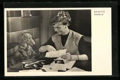 AK Schauspielerin Brigitte Rabald mit Dackel am Tisch