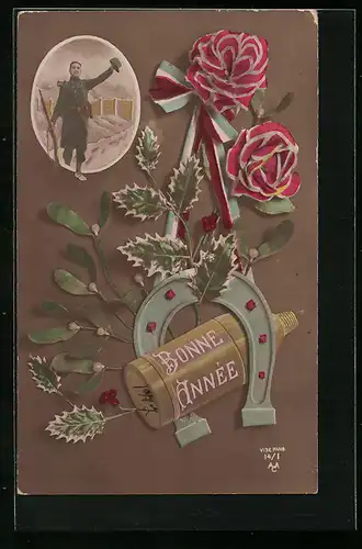 Künstler-AK Von der Front grüssender Soldat, Papierblüten und Hufeisen - Neujahrsgruss