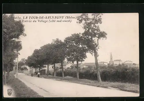 AK La Tour-de-Salvagny, Entrée du Village côté sud-ouest