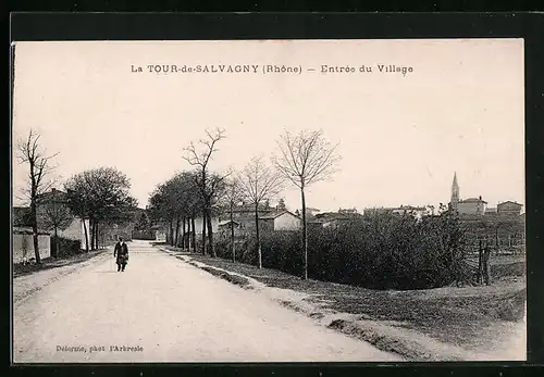 AK La Tour-de-Salvagny, Entrée du Village