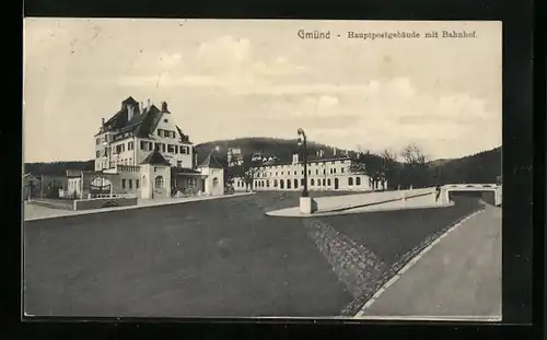 AK Gmünd, Hauptpostgebäude mit Bahnhof, im Vordergrund Strasse mit Brücke