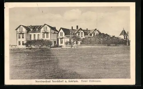 AK Norddorf /Amrum, Hotel Hüttmann - Gebäudeansicht von einer Wiese aus