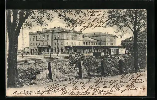 AK Hanau a. M., Ostbahnhof mit Eingang und Gleisbereich