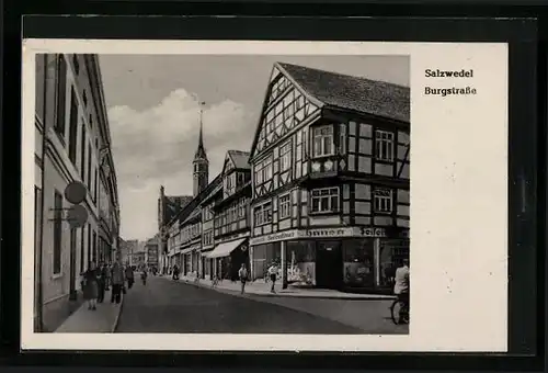 AK Salzwedel, Passanten in der Burgstrasse