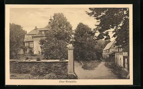 AK Ober-Weischlitz, Ortspartie mit Steinmauer