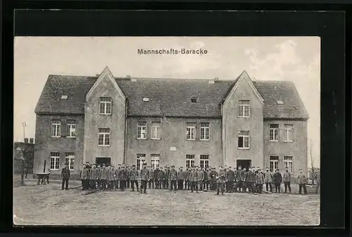 AK Alten-Grabow, Mannschafts-Baracke mit Soldaten