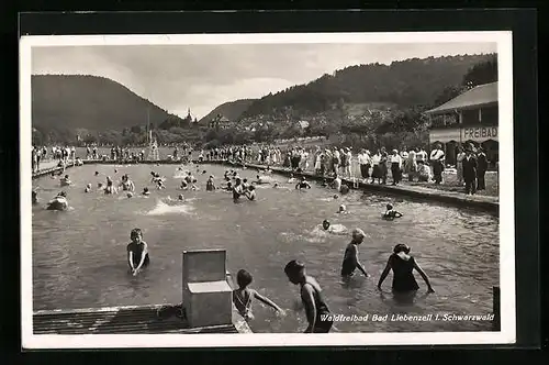 AK Bad Liebenzell i. Schwarzwald, Waldfreibad mit Besuchern