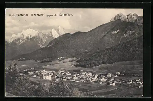 AK Niederdorf im Pustertal, Ortsansicht gegen die Dolomiten