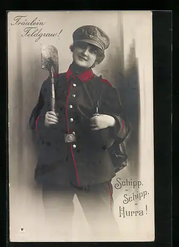 AK Fräulein Feldgrau in Uniform mit Schirmmütze und Schaufel