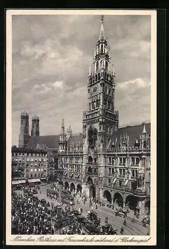 AK München, Rathaus mit Frauenkirche während d. Glockenspiel