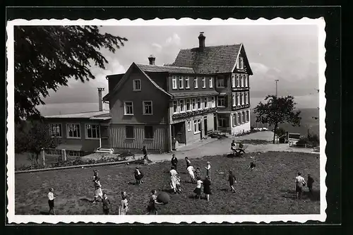 AK Walzenhausen, Kinder auf der Wiese am Evangelischen Sozialheim