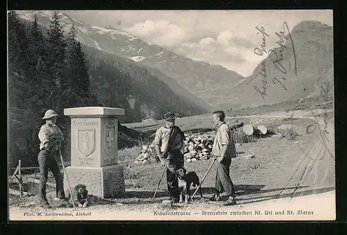 AK Urnerboden, Männer am Grenzstein an der Klausenstrasse
