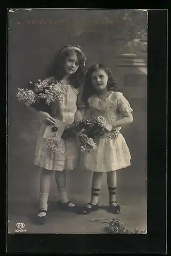 Foto-AK EAS: Zwei Mädchen mit Kuvert und Blumen, Glückwunsch zum Namenstag