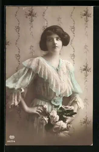 Foto-AK EAS: Junge Dame im Kleid mit Blumen