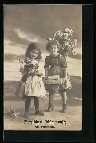 Foto-AK EAS: Zwei Mädchen mit Blumen und Paketen, Geburtstagsgruss