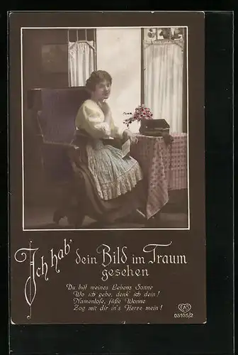 Foto-AK EAS: Ich hab` dein Bild im Traum gesehen..., Junge Frau mit Zettel am Tisch