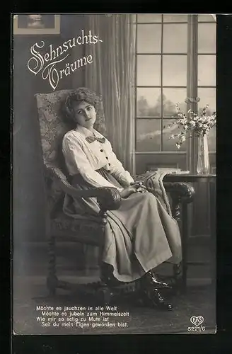 Foto-AK EAS: Sehnsuchts-Träume.., Junge Frau sitzt am Tisch