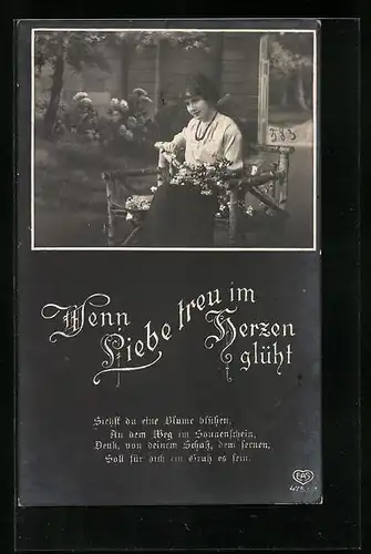 Foto-AK EAS: Wenn Liebe treu im Herzen glüht..., Junge Frau mit Blumen
