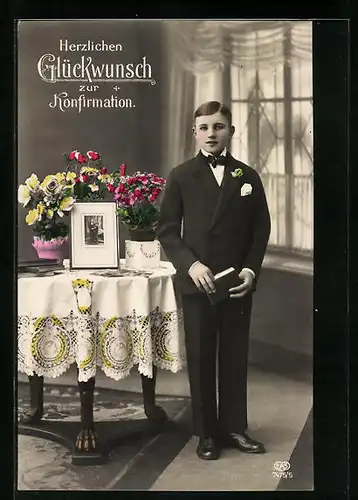 Foto-AK EAS: Junger Mann im Anzug mit Bibel, Glückwunsch zur Konfirmation