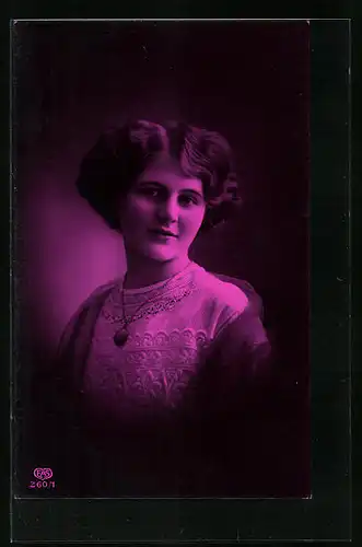 Foto-AK EAS: Junge Dame mit Medaillon