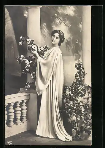 Foto-AK EAS: Junge Frau im Kleid mit Blumen