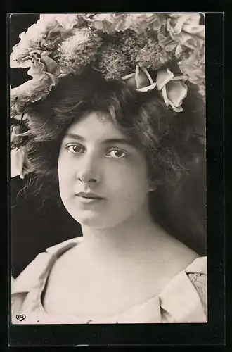 Foto-AK EAS: Junge Dame mit Blumenhut