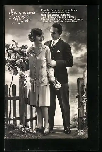 Foto-AK EAS: Ein getreues Herze wissen, Eins ist da sein und geschieden.., Herr und Dame mit Blumen