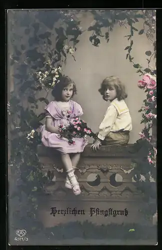 Foto-AK EAS: Kinderpaar mit Blumen, Pfingstgruss