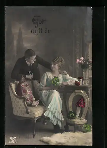 Foto-AK EAS: Herr und Dame mit Kleeblättern, Neujahrsgruss