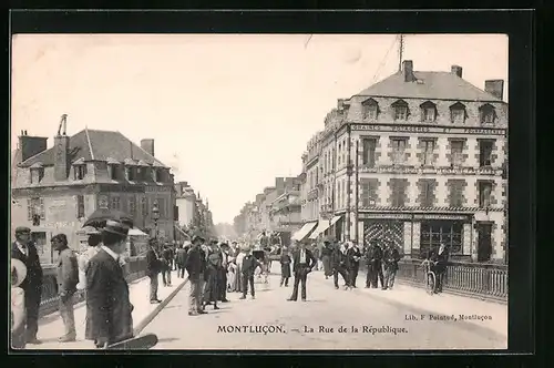 AK Montlucon, La Rue de la Republique