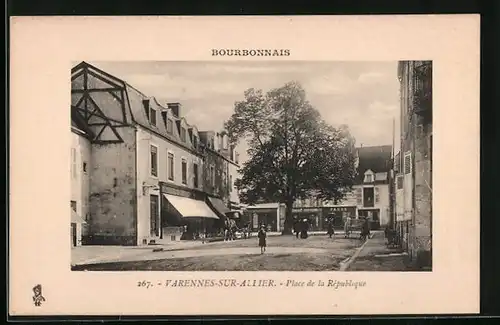 AK Varennes-sur-Allier, Place de la Republique