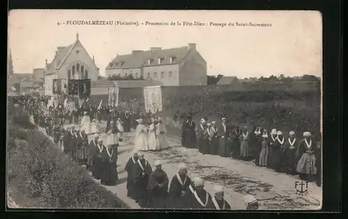 AK Ploudalmezeau, Procession de la Fete-Dieu, Passage du Saint-Sacrement