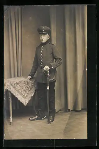 AK Soldat stehend in Uniform mit Säbel, Uniformfoto