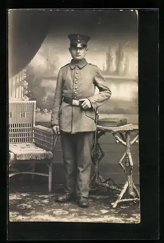 AK Soldat in Uniform mit Schirmmütze, Uniformfoto