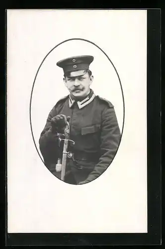 AK Russland, Soldat mit Uniform mit Säbel, Uniformfoto